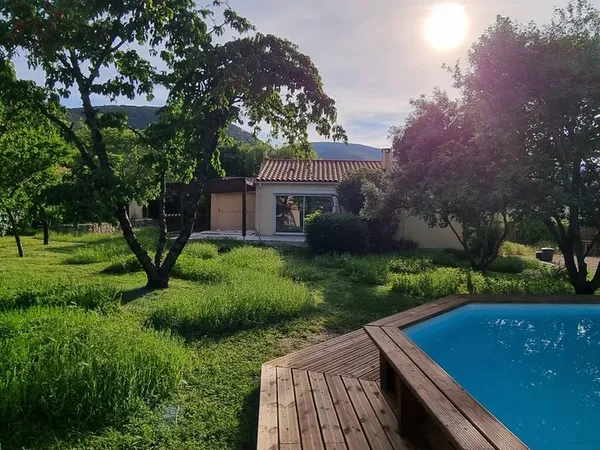 Maison plain pied 102 m² + jardin 1200 m² + piscine + dépendance à Ria-Sirach