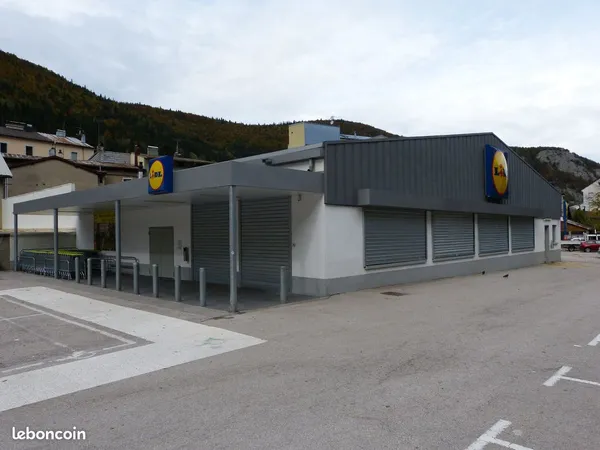 Local commercial 1 100 m² + Parking 56 places - Ancien LIDL
