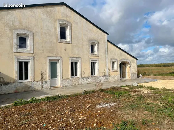 Grande Maison rénovée à louer avec jardin et grand Garage