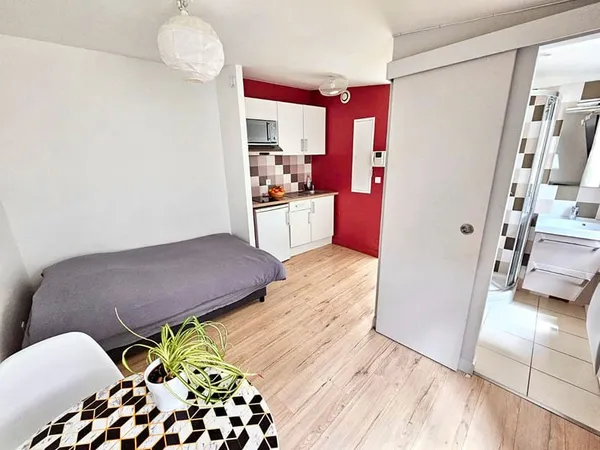 Studio rénové en dernier étage Carmes/ Saint Etienne