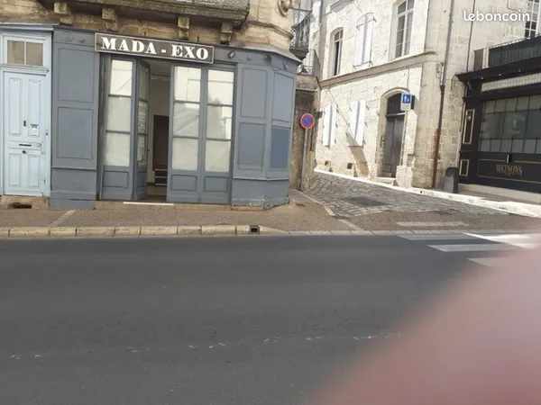 PÉRIGUEUX CENTRE - LOCAL 34 m² - VITRINE SUR 2 RUES - 570 CC
