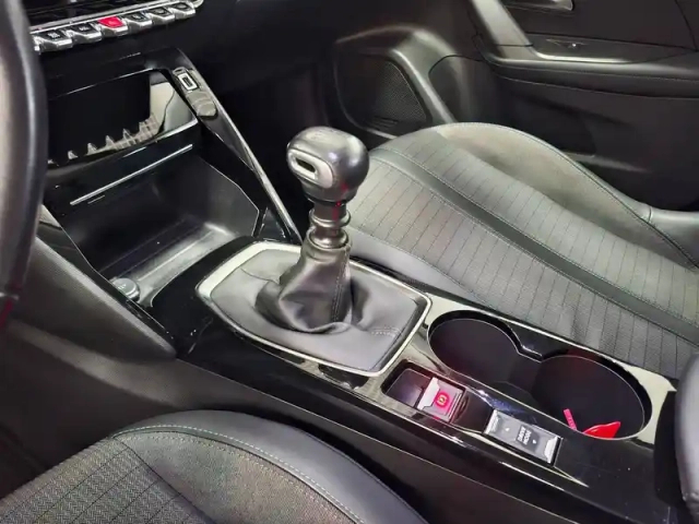 Peugeot 2008 puretech 100 s&amp;s bvm6 — photo 28
