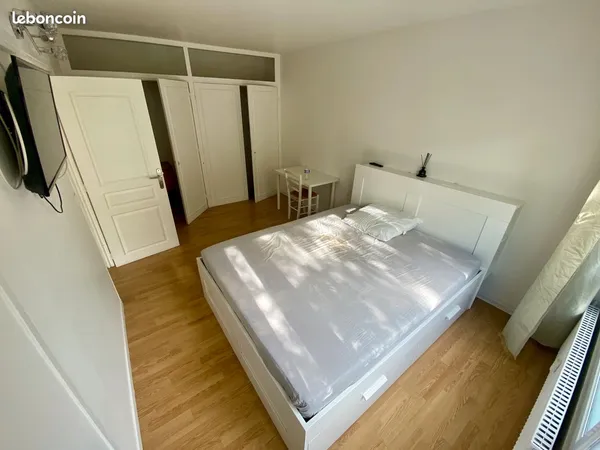 Grande chambre double de 16 m² proche de la gare