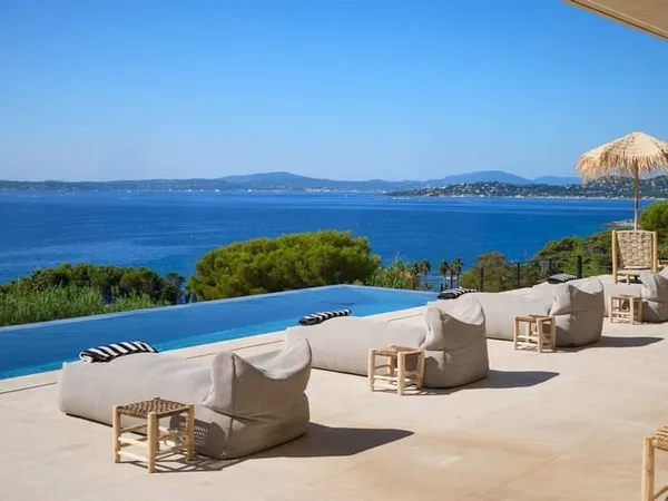 Villa contemporaine face à la Méditerranée