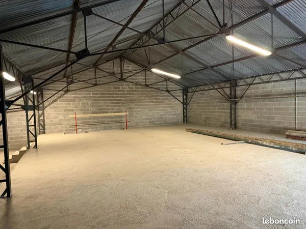 BUREAUX 1550 m² ESVRES