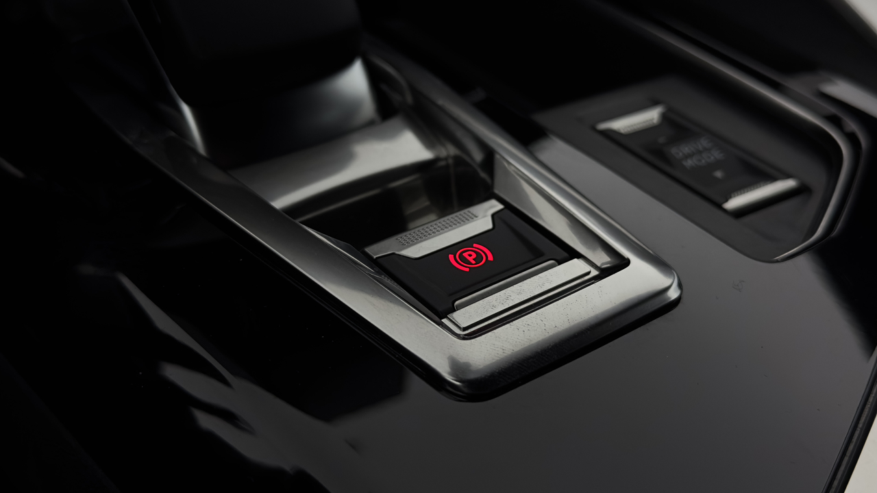 Peugeot 3008 Hybrid 225 e-EAT8 — photo 34