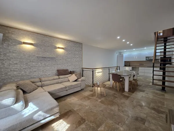 PELISSANNE - MAGNIFIQUE MAISON DE VILLAGE ENTIEREMENT RENOVEE