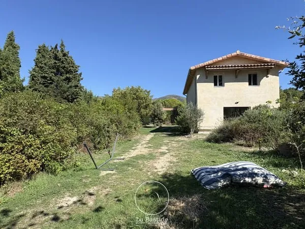 Maison 5 pièces d'environ 130 m2 située à Dieulefit