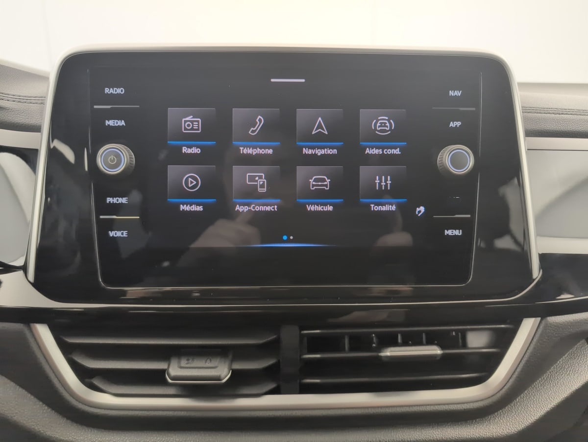 Volkswagen T-Roc — photo 17