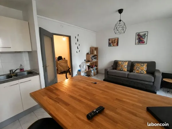 Studio meublé 32m2, balcon, parking privé, proche tram3