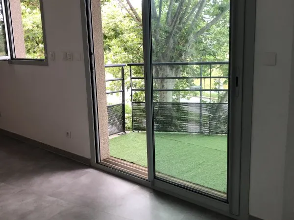 Location T2 St Etienne avec balcon, proche Carnot,cité du design et commodités