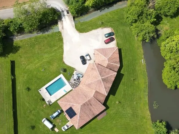 Maison de 364m2 habitable avec piscine chauffée et garage de 85m2