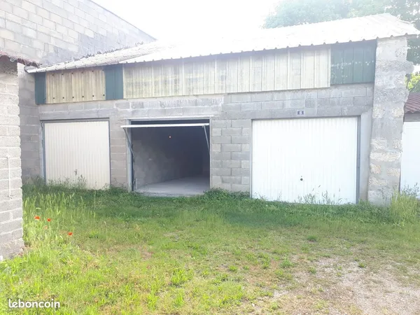 Garage avec étage à louer