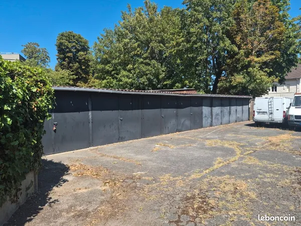 Lot de 7 box + 3 places de parking À vendre, ensem