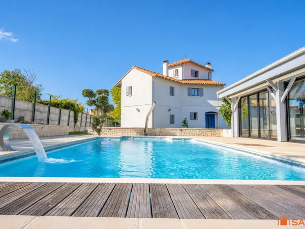 Propriété avec Piscine - 370m2 - Chaillevette 17890
