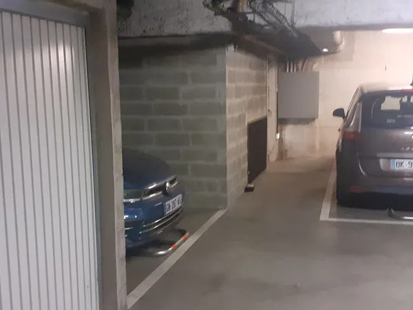 Grande place de parking au 1er s/sol