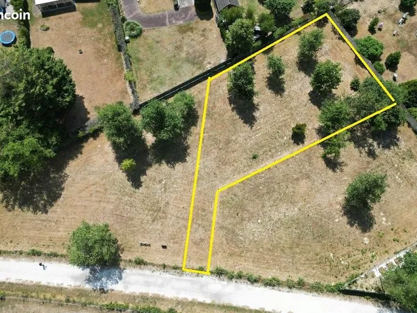 Terrain constructible de 779 m² à Villemandeur