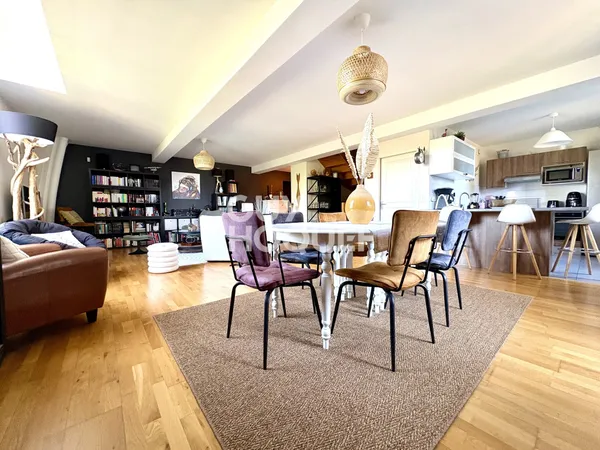 Beau duplex avec grands volumes et deux places de stationnements
