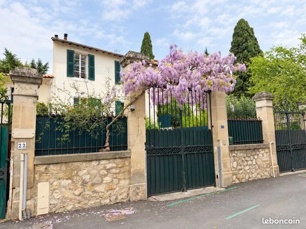 Maison de ville de charme avec cour, terrasse et piscine — quartier du Vieux Moulin, Villeneuve-lès-