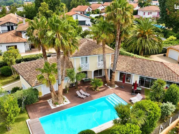 Maison Familiale 7 pièces de 255m² avec piscine