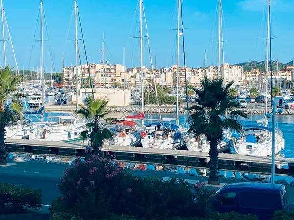 Jolie appartement à GRUISSAN PORT vue imprenable sur la capitainerie 1 parking