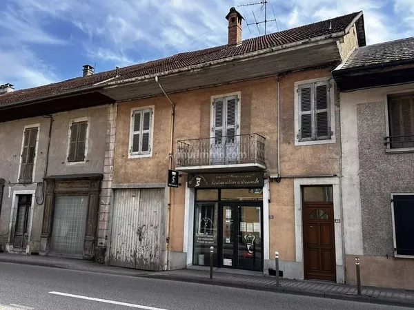 Immeuble avec commerce au RDC et Appartement T3+bureau 74m² + cave