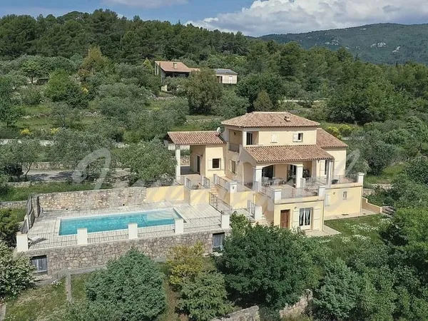 Seillans - Villa 200 m² avec vue dégagée, piscine, appartement indépendant