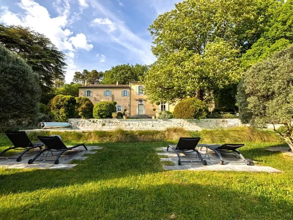 Vends maison - 620 m² - 13 pièces, 11 chambres - Aix-en-Provence 13100