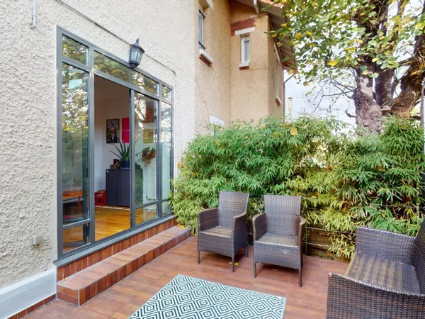Villa Mouzaia, maison rénovée avec terrasse et jardin.