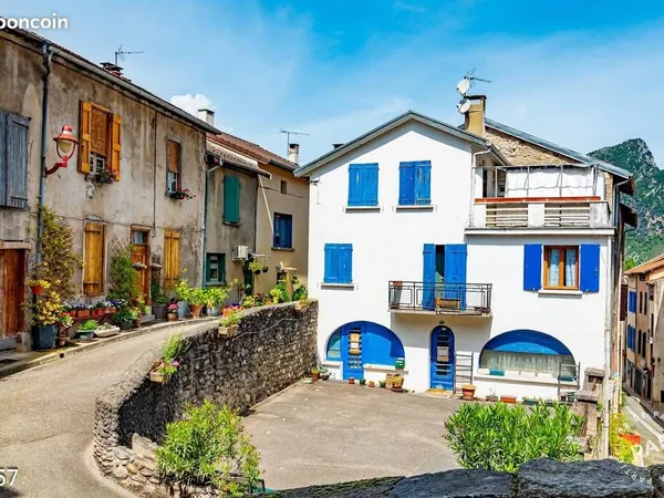 DUPLEX parfaitement Isolé CLIMATISE 3 Chambres LIBRE AU 1° SEPTEMBRE