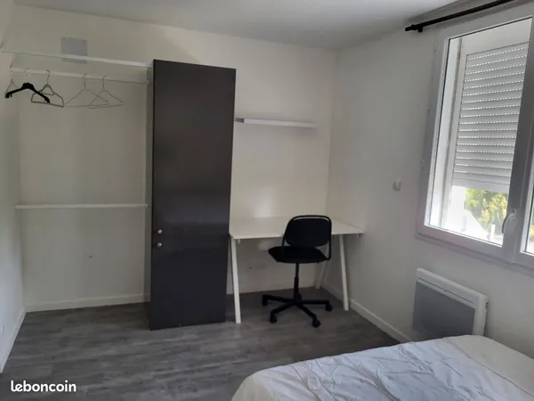 Chambre de 14m2 avec salle d'eau et wc privatifs. État neuf