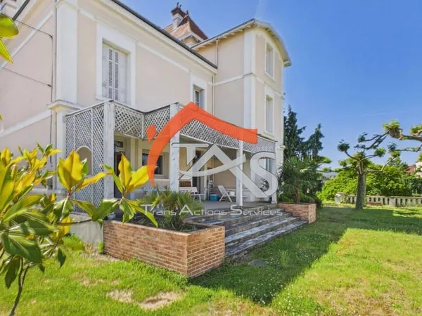 Maison 10 pièces 374 m²