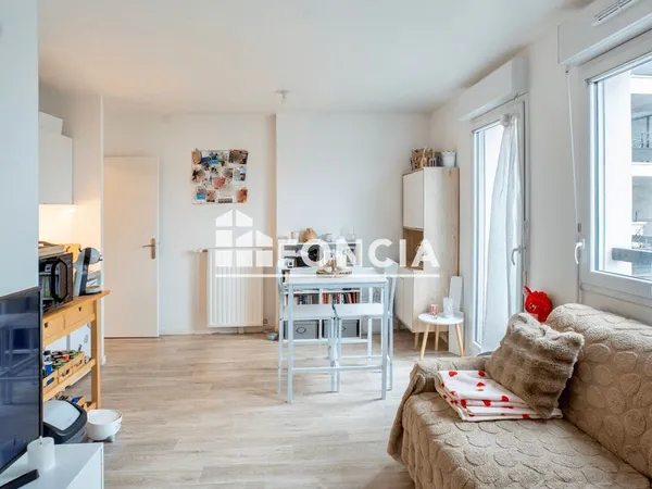 Studio vendu loué dans résidence récente avec balcon, cave et parking en sous-sol