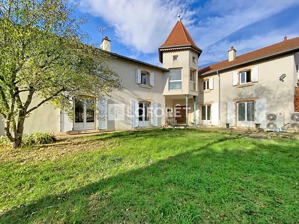 Maison 8 pièces 473 m²