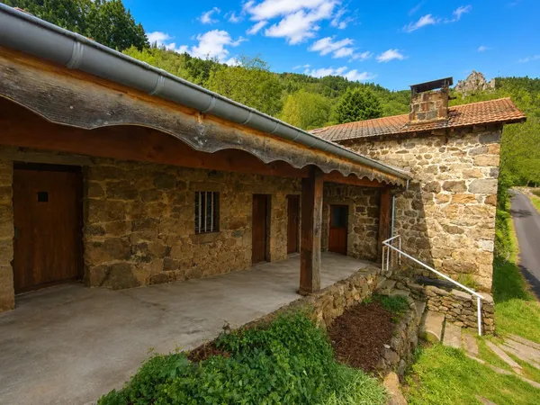 Ancienne ferme 128m2, dépendances, terrain attenant