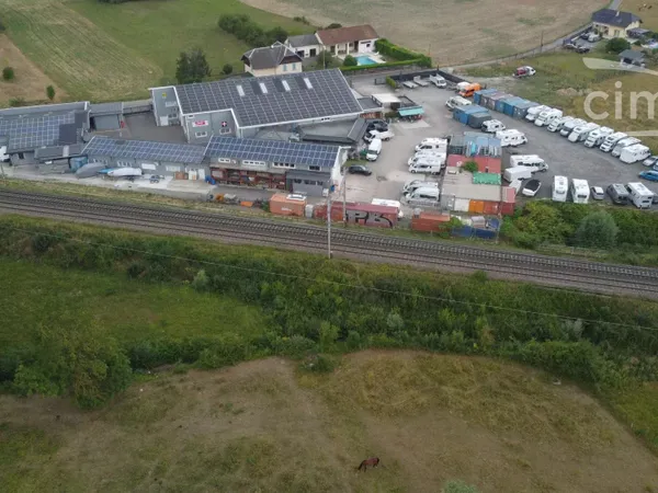 Complexe immobilier avec trois bâtiments et surface de stockage