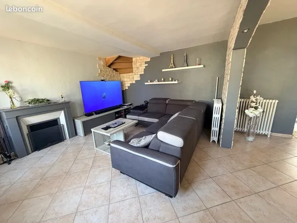 Maison de ville rénovée - accès privé au loing -