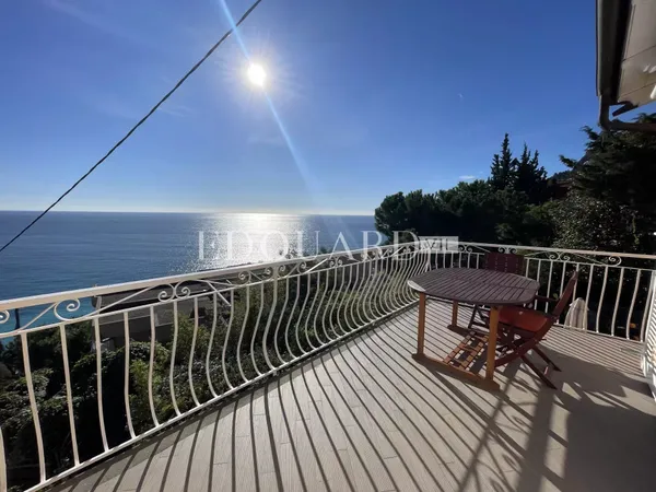 En exclusivité trois pièces avec spacieuse terrasse, magnifique vue mer panoramique et parking