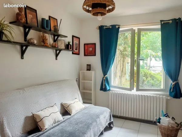 Agréable studio meublé, Pau centre (foirail)refait à neuf, courte durée possible