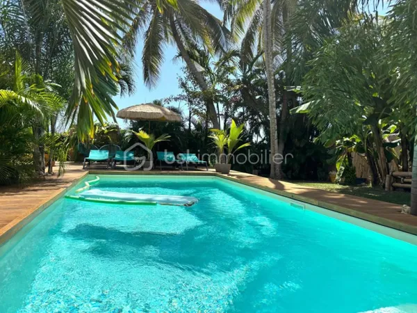 Bel ensemble immobilier piscine et spas
