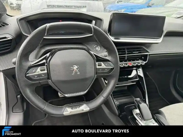 Peugeot 208 e- 136ch gt pack — photo 8