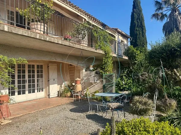 GRIMAUD - Maison divisée en 3 appartements dans domaine sécurisé - Vue mer