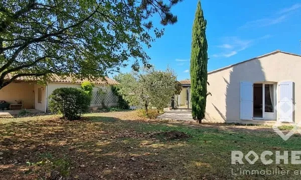 Maison de plain-pied non mitoyenne de 138 m2, 4 chambres, grand