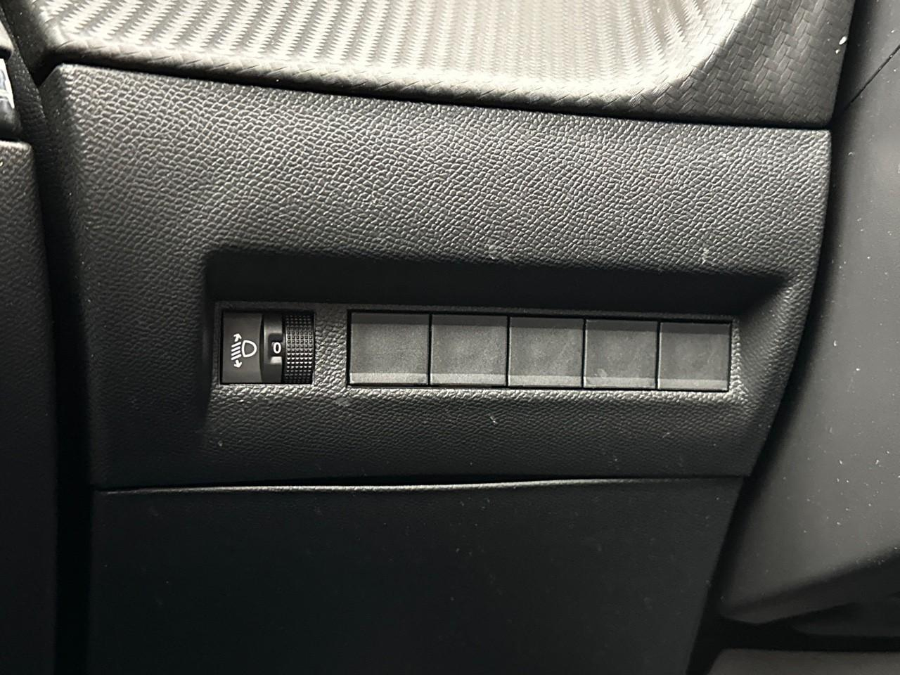 Peugeot 2008 hybrid 136 e-dcs6 style — photo 16