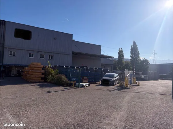 Bâtiment de 300m² industriel ou artisanal