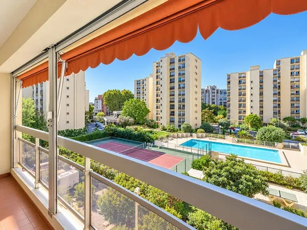 Grand appartement, avec terrasse dans une résidence avec piscine à Antigone