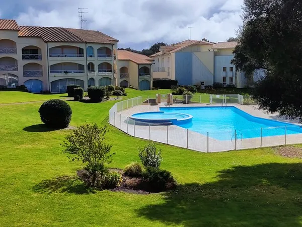 Appartement T2+coin nuit vue piscine et golf