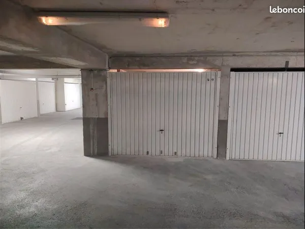 Box de 14,50 m2 situé a frejus plage dans residence securisée