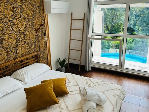 Duplex T4 refait à neuf, entièrement meublé et équipé, piscine, petite vue mer, le Diamant