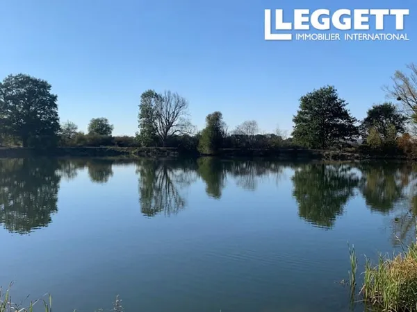 Superbe propriété privée de 1 hectare avec lac, située dans un cadre idyllique à Cher